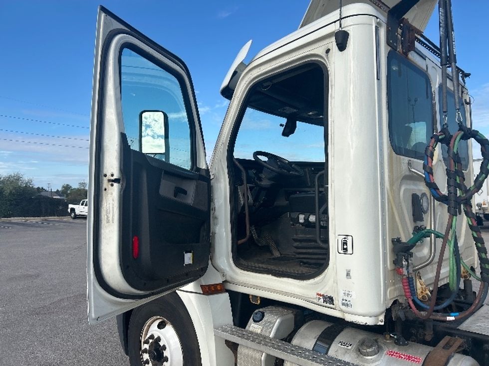 Day Cab Tractor-Heavy Duty Tractors-Freightliner-2019-T12664ST-Kentwood-MI-628,357\n\t\tmiles-$ 25,500 - Image 9