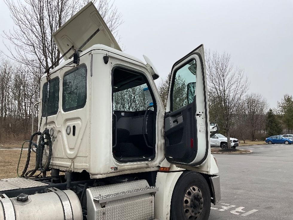 Day Cab Tractor-Heavy Duty Tractors-Freightliner-2019-T12664ST-King Of Prussia-PA-277,351\n\t\tmiles-$ 53,750 - Image 12