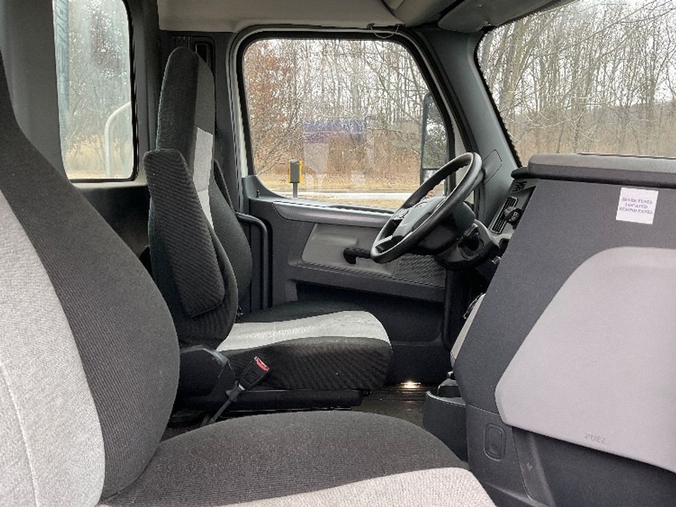 Day Cab Tractor-Heavy Duty Tractors-Freightliner-2019-T12664ST-King Of Prussia-PA-277,351\n\t\tmiles-$ 53,750 - Image 14