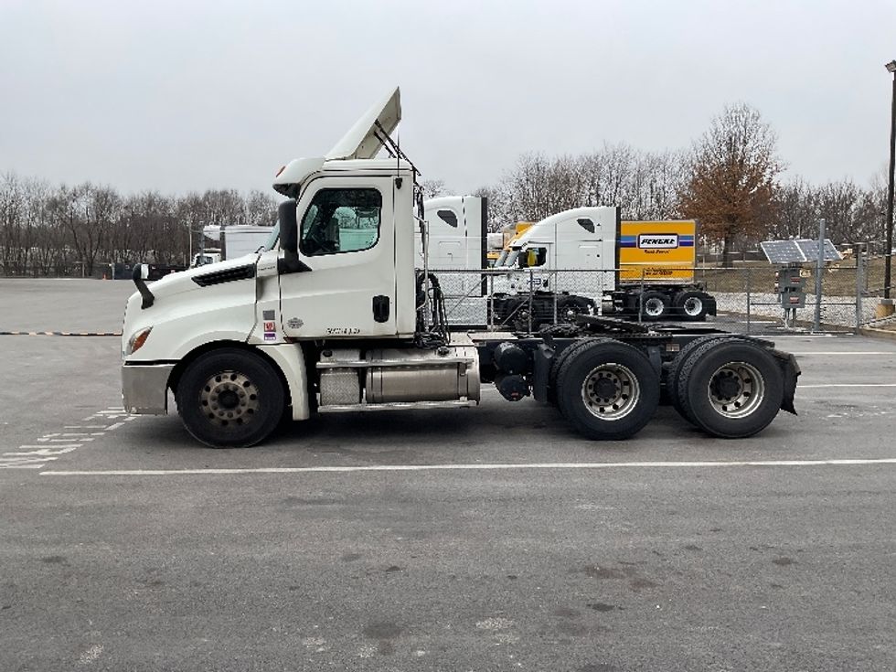 Day Cab Tractor-Heavy Duty Tractors-Freightliner-2019-T12664ST-King Of Prussia-PA-277,351\n\t\tmiles-$ 53,750 - Image 4