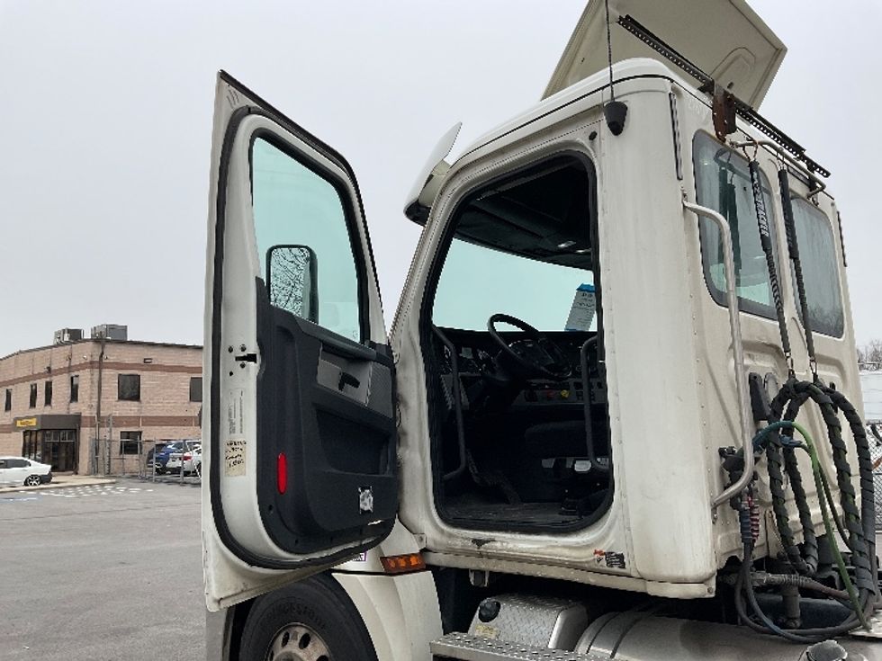Day Cab Tractor-Heavy Duty Tractors-Freightliner-2019-T12664ST-King Of Prussia-PA-277,351\n\t\tmiles-$ 53,750 - Image 9