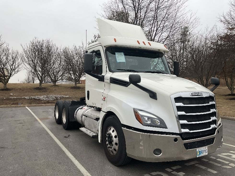 Day Cab Tractor-Heavy Duty Tractors-Freightliner-2019-T12664ST-King Of Prussia-PA-281,067\n\t\tmiles-$ 53,250 - Image 1
