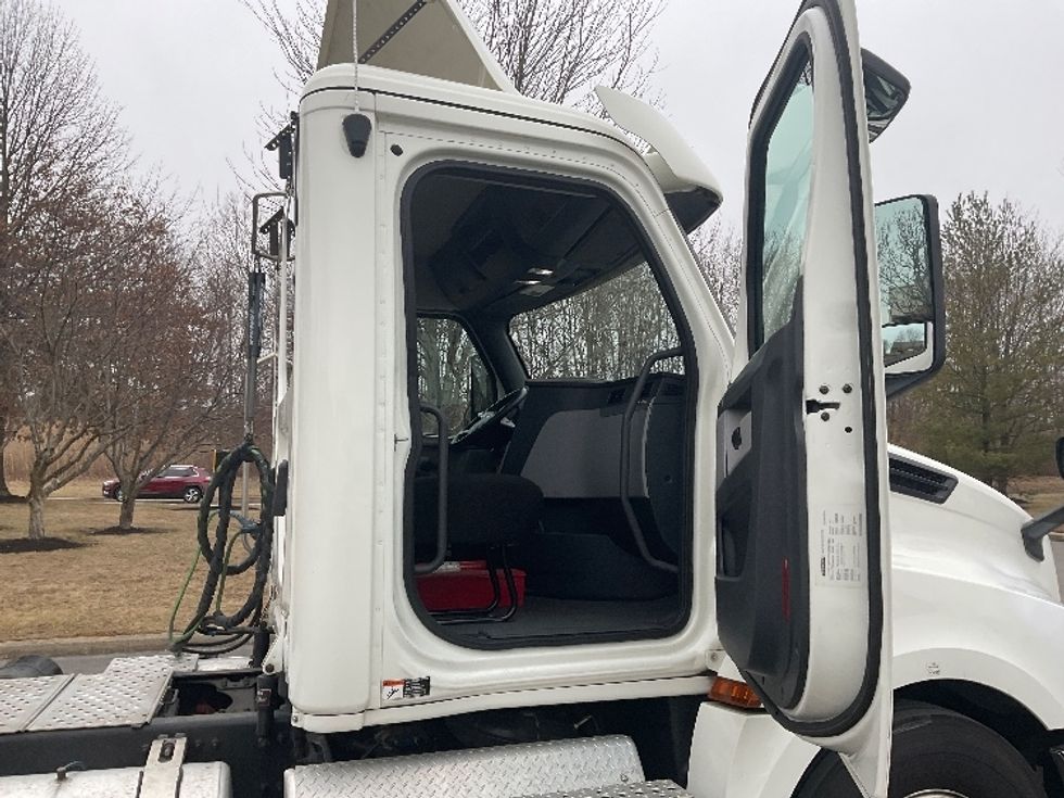 Day Cab Tractor-Heavy Duty Tractors-Freightliner-2019-T12664ST-King Of Prussia-PA-281,067\n\t\tmiles-$ 53,250 - Image 12