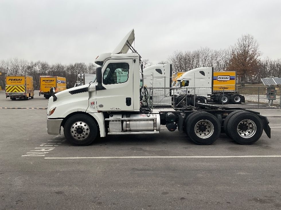 Day Cab Tractor-Heavy Duty Tractors-Freightliner-2019-T12664ST-King Of Prussia-PA-281,067\n\t\tmiles-$ 53,250 - Image 4