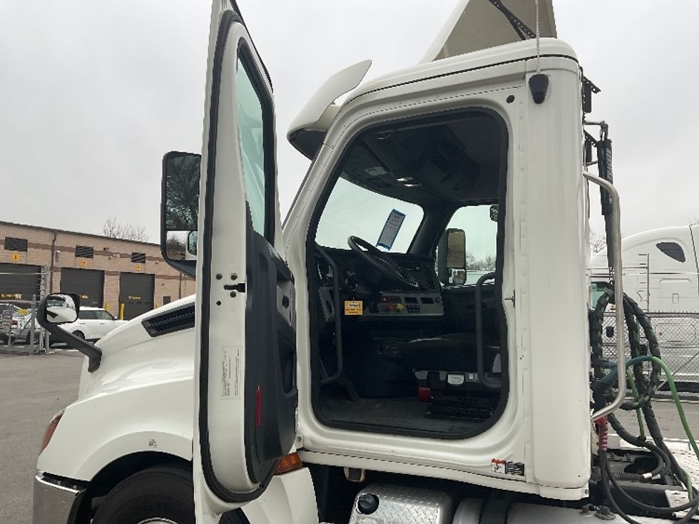 Day Cab Tractor-Heavy Duty Tractors-Freightliner-2019-T12664ST-King Of Prussia-PA-281,067\n\t\tmiles-$ 53,250 - Image 9