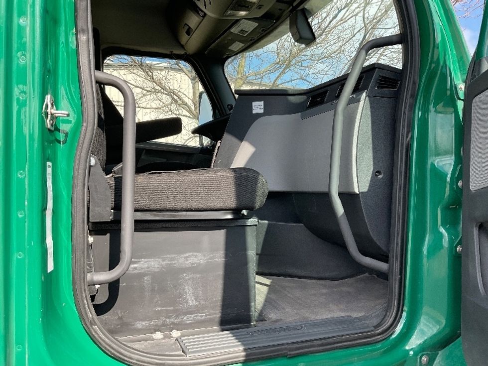 Day Cab Tractor-Heavy Duty Tractors-Freightliner-2019-T12664ST-La Porte-IN-351,634\n\t\tmiles-$ 51,000 - Image 12