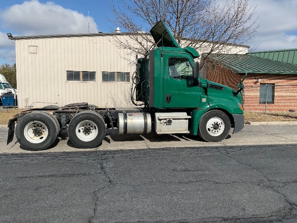 Day Cab Tractor-Heavy Duty Tractors-Freightliner-2019-T12664ST-La Porte-IN-351,634\n\t\tmiles-$ 51,000 - Image 8