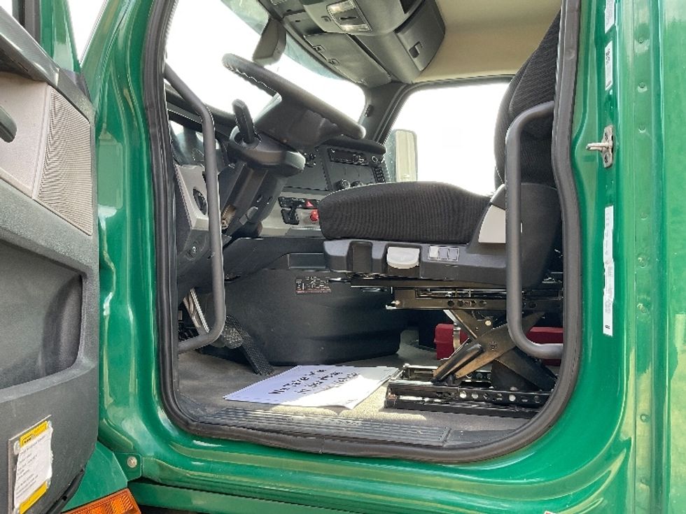 Day Cab Tractor-Heavy Duty Tractors-Freightliner-2019-T12664ST-La Porte-IN-393,369\n\t\tmiles-$ 49,250 - Image 9