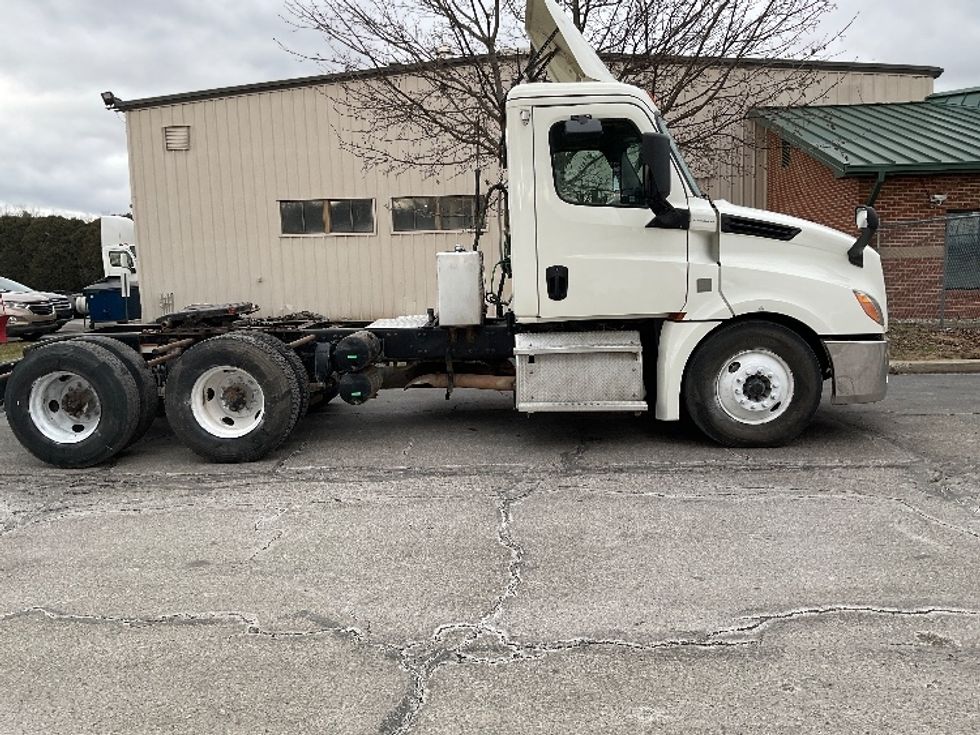 Day Cab Tractor-Heavy Duty Tractors-Freightliner-2019-T12664ST-La Porte-IN-457,182\n\t\tmiles-$ 49,000 - Image 8
