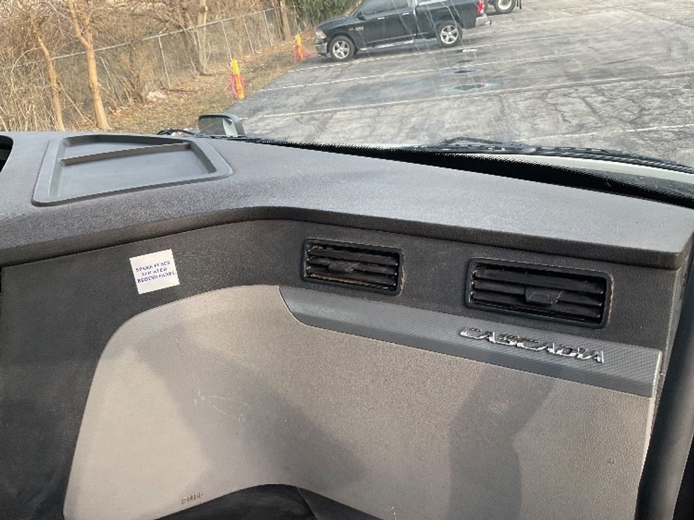 Day Cab Tractor-Heavy Duty Tractors-Freightliner-2019-T12664ST-La Porte-IN-470,675\n\t\tmiles-$ 47,500 - Image 12