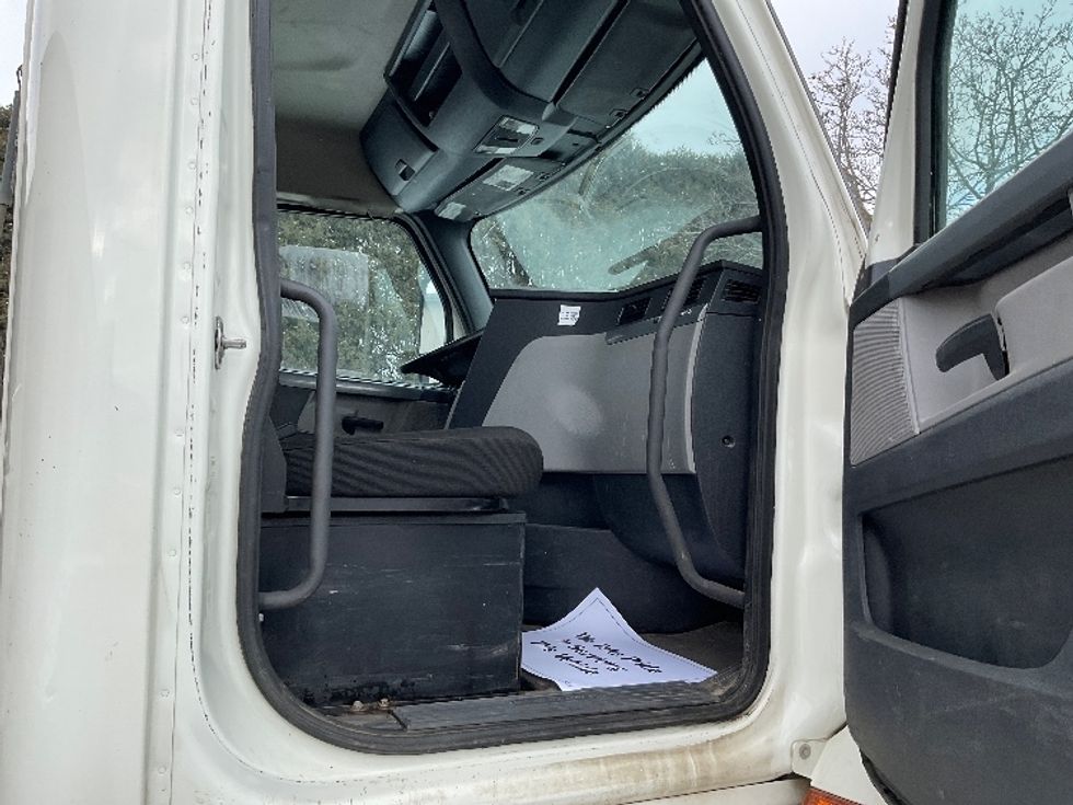 Day Cab Tractor-Heavy Duty Tractors-Freightliner-2019-T12664ST-La Porte-IN-473,651\n\t\tmiles-$ 46,000 - Image 12