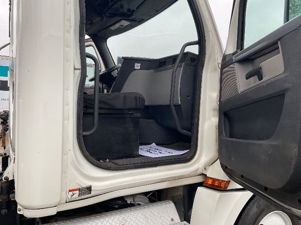 Day Cab Tractor-Heavy Duty Tractors-Freightliner-2019-T12664ST-La Porte-IN-492,496\n\t\tmiles-$ 45,500 - Image 12