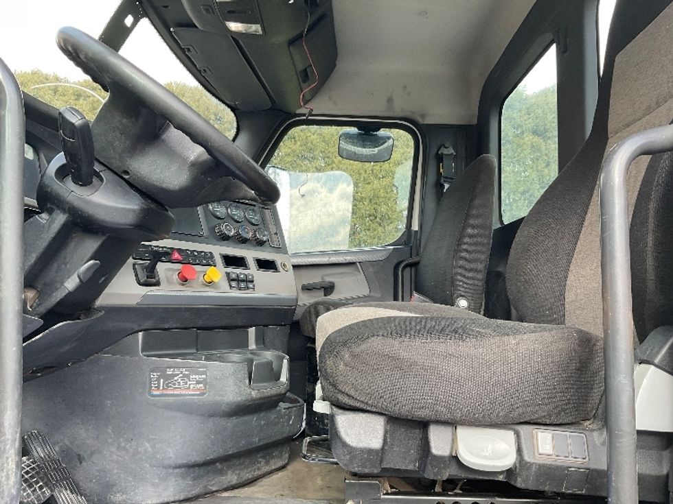 Day Cab Tractor-Heavy Duty Tractors-Freightliner-2019-T12664ST-La Porte-IN-521,347\n\t\tmiles-$ 44,000 - Image 10