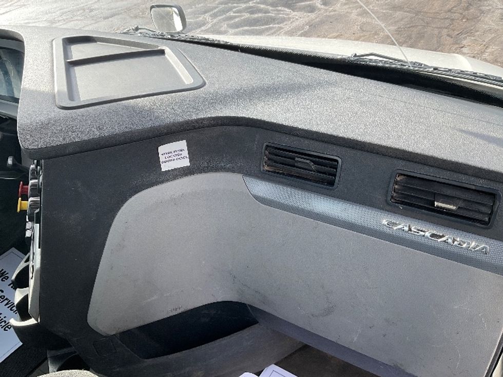 Day Cab Tractor-Heavy Duty Tractors-Freightliner-2019-T12664ST-La Porte-IN-521,347\n\t\tmiles-$ 44,000 - Image 13