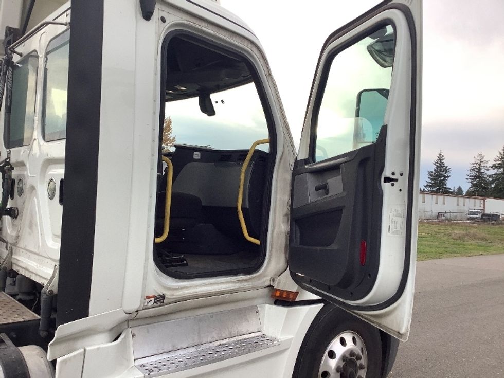 Day Cab Tractor-Heavy Duty Tractors-Freightliner-2019-T12664ST-Lacey-WA-381,163\n\t\tmiles-$ 47,750 - Image 12