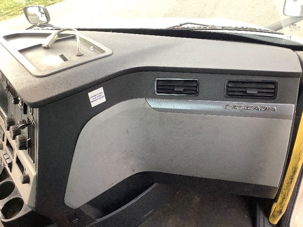 Day Cab Tractor-Heavy Duty Tractors-Freightliner-2019-T12664ST-Lacey-WA-381,163\n\t\tmiles-$ 47,750 - Image 13