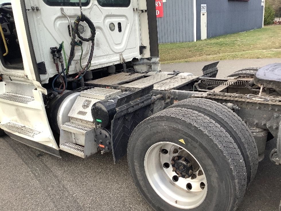 Day Cab Tractor-Heavy Duty Tractors-Freightliner-2019-T12664ST-Lacey-WA-381,163\n\t\tmiles-$ 47,750 - Image 17
