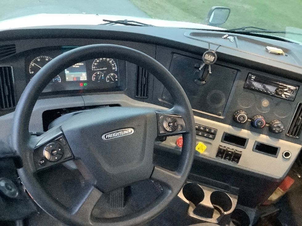 Day Cab Tractor-Heavy Duty Tractors-Freightliner-2019-T12664ST-Lacey-WA-433,260\n\t\tmiles-$ 44,750 - Image 11