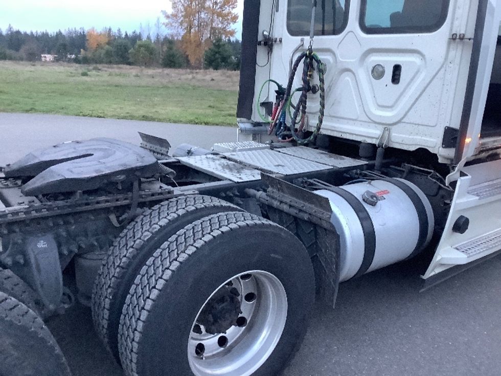 Day Cab Tractor-Heavy Duty Tractors-Freightliner-2019-T12664ST-Lacey-WA-433,260\n\t\tmiles-$ 44,750 - Image 18