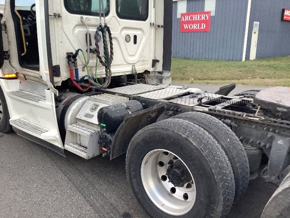 Day Cab Tractor-Heavy Duty Tractors-Freightliner-2019-T12664ST-Lacey-WA-434,504\n\t\tmiles-$ 44,750 - Image 17
