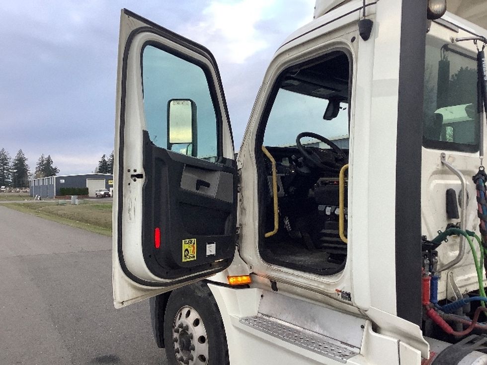 Day Cab Tractor-Heavy Duty Tractors-Freightliner-2019-T12664ST-Lacey-WA-434,504\n\t\tmiles-$ 44,750 - Image 9