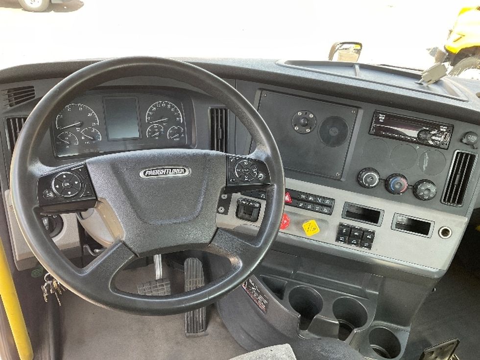 Day Cab Tractor-Heavy Duty Tractors-Freightliner-2019-T12664ST-Lacey-WA-480,900\n\t\tmiles-$ 39,000 - Image 11