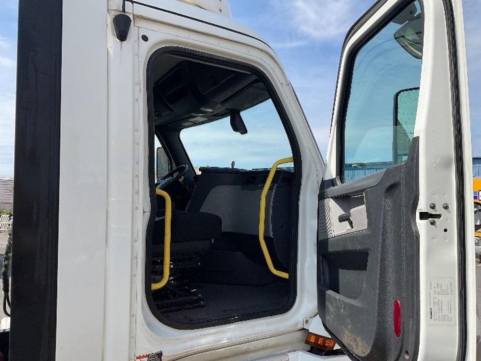 Day Cab Tractor-Heavy Duty Tractors-Freightliner-2019-T12664ST-Lacey-WA-480,900\n\t\tmiles-$ 39,000 - Image 12