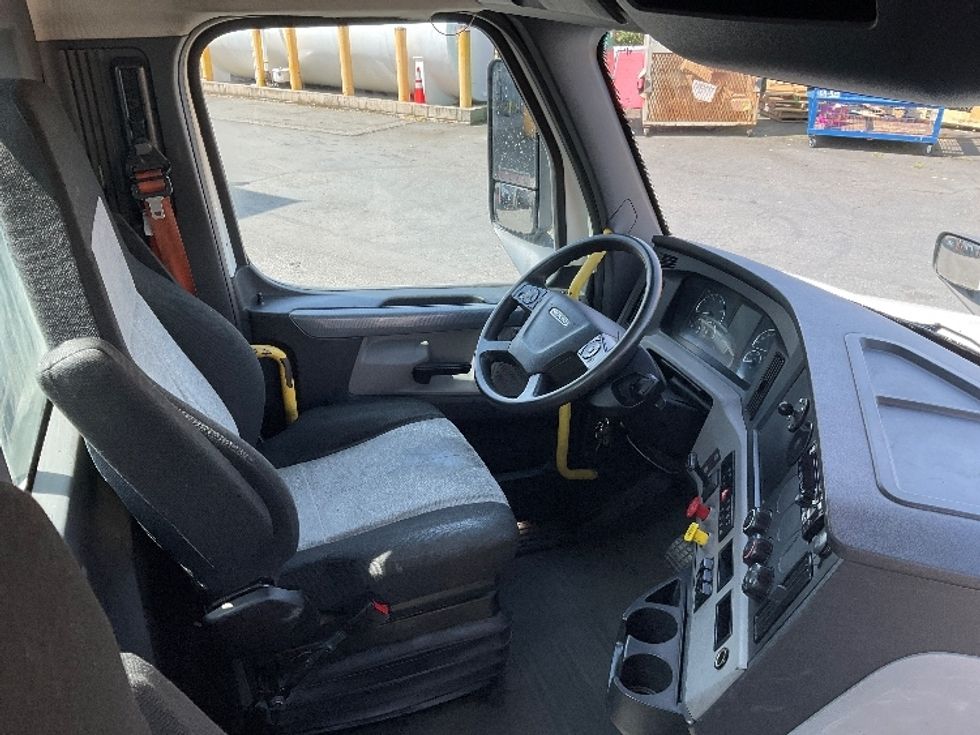 Day Cab Tractor-Heavy Duty Tractors-Freightliner-2019-T12664ST-Lacey-WA-480,900\n\t\tmiles-$ 39,000 - Image 14