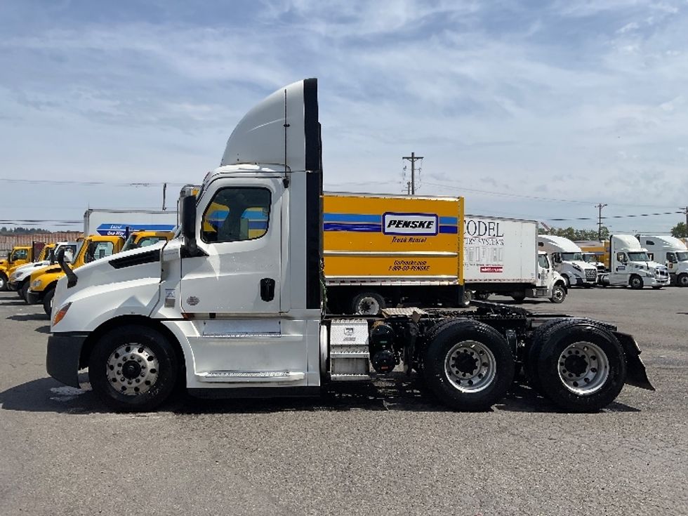 Day Cab Tractor-Heavy Duty Tractors-Freightliner-2019-T12664ST-Lacey-WA-480,900\n\t\tmiles-$ 39,000 - Image 4