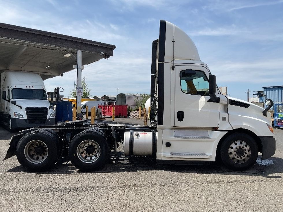 Day Cab Tractor-Heavy Duty Tractors-Freightliner-2019-T12664ST-Lacey-WA-480,900\n\t\tmiles-$ 39,000 - Image 8