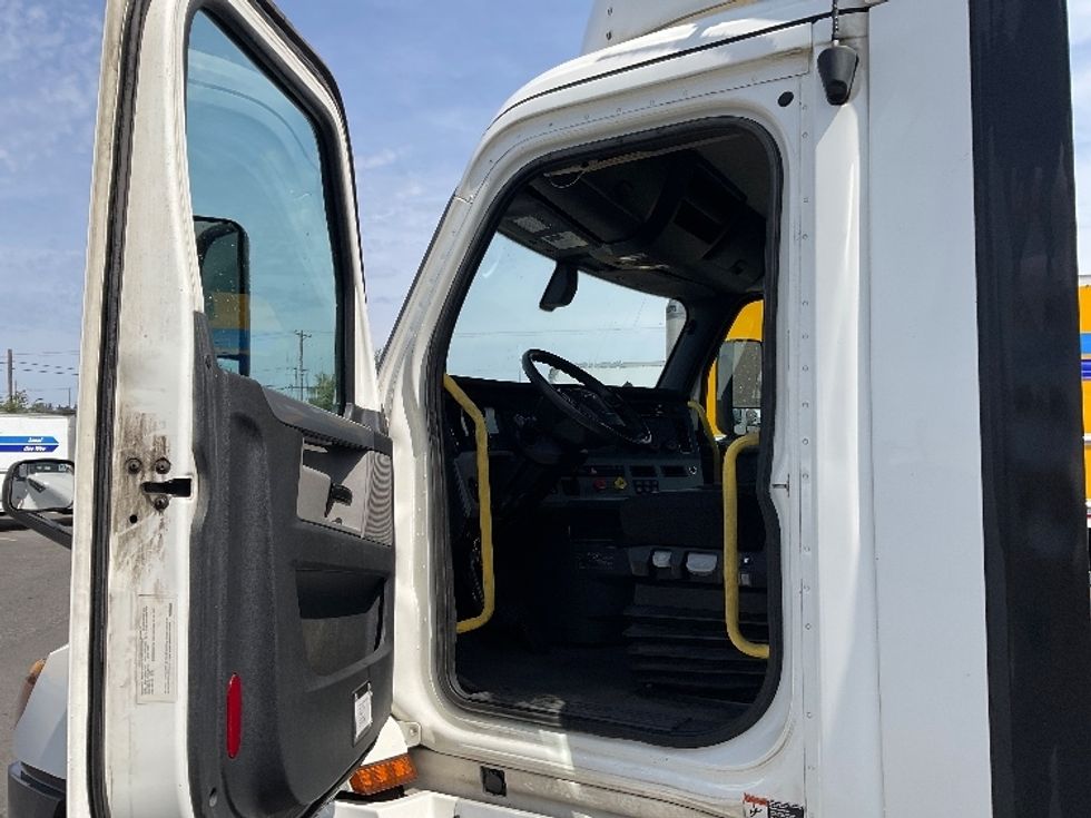 Day Cab Tractor-Heavy Duty Tractors-Freightliner-2019-T12664ST-Lacey-WA-480,900\n\t\tmiles-$ 39,000 - Image 9