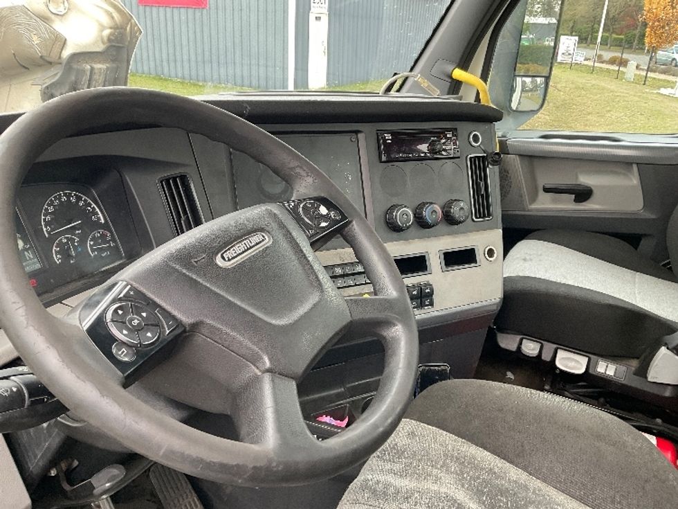 Day Cab Tractor-Heavy Duty Tractors-Freightliner-2019-T12664ST-Lacey-WA-490,301\n\t\tmiles-$ 41,750 - Image 10