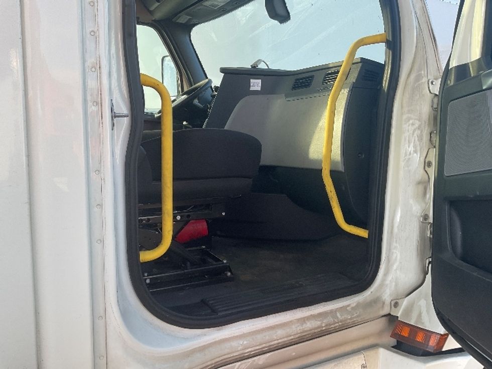 Day Cab Tractor-Heavy Duty Tractors-Freightliner-2019-T12664ST-Lacey-WA-490,301\n\t\tmiles-$ 41,750 - Image 12