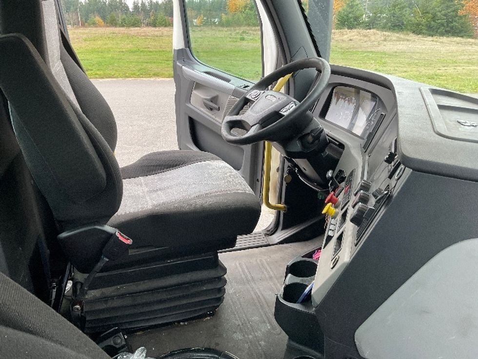 Day Cab Tractor-Heavy Duty Tractors-Freightliner-2019-T12664ST-Lacey-WA-490,301\n\t\tmiles-$ 41,750 - Image 14