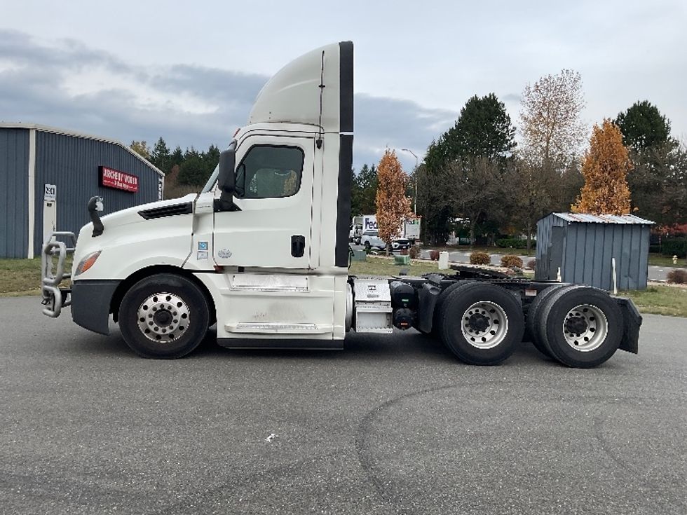 Day Cab Tractor-Heavy Duty Tractors-Freightliner-2019-T12664ST-Lacey-WA-490,301\n\t\tmiles-$ 41,750 - Image 4