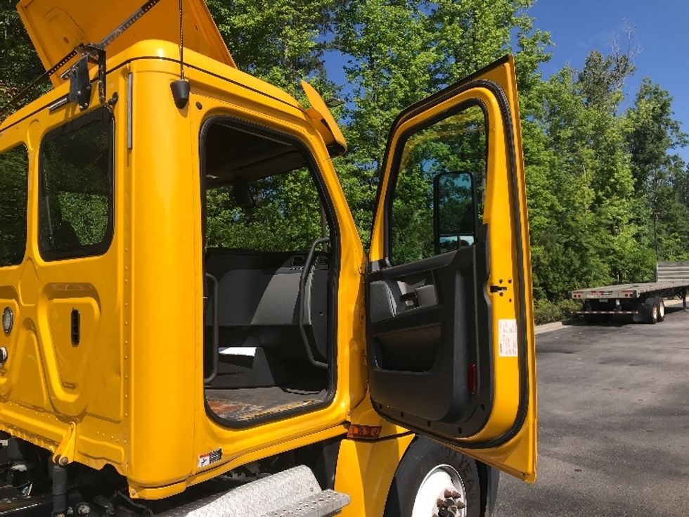 Day Cab Tractor-Heavy Duty Tractors-Freightliner-2019-T12664ST-Ladson-SC-225,067\n\t\tmiles-$ 54,500 - Image 10
