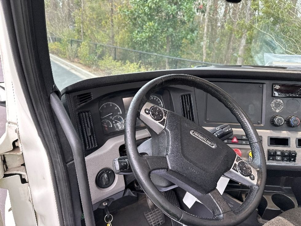Day Cab Tractor-Heavy Duty Tractors-Freightliner-2019-T12664ST-Ladson-SC-278,473\n\t\tmiles-$ 61,750 - Image 10