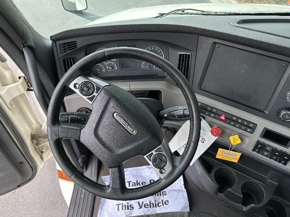 Day Cab Tractor-Heavy Duty Tractors-Freightliner-2019-T12664ST-Ladson-SC-278,473\n\t\tmiles-$ 61,750 - Image 11