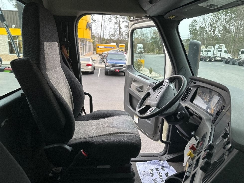 Day Cab Tractor-Heavy Duty Tractors-Freightliner-2019-T12664ST-Ladson-SC-278,473\n\t\tmiles-$ 61,750 - Image 14