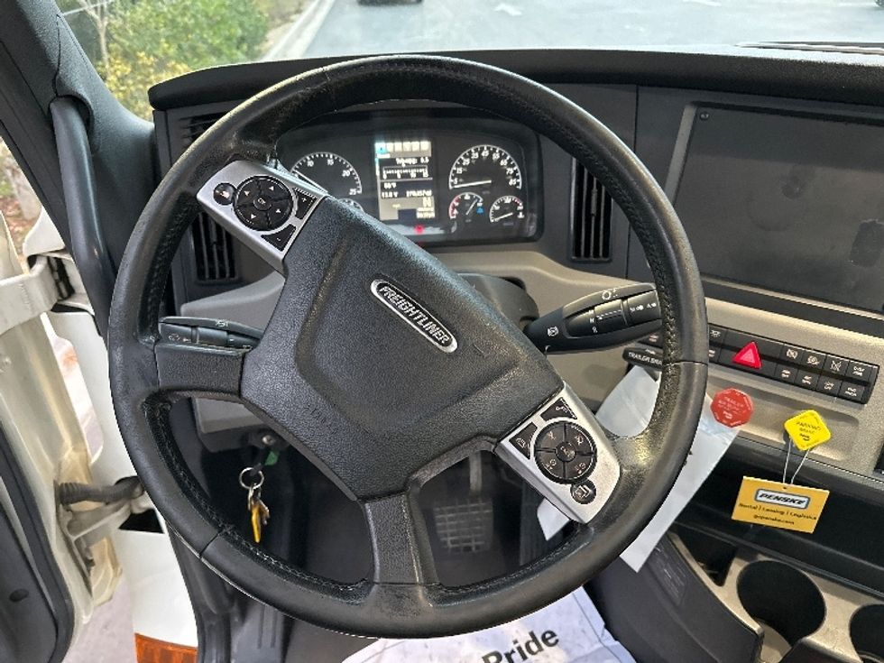 Day Cab Tractor-Heavy Duty Tractors-Freightliner-2019-T12664ST-Ladson-SC-278,473\n\t\tmiles-$ 61,750 - Image 18