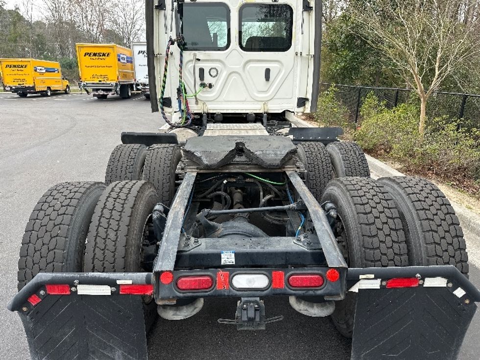 Day Cab Tractor-Heavy Duty Tractors-Freightliner-2019-T12664ST-Ladson-SC-278,473\n\t\tmiles-$ 61,750 - Image 6