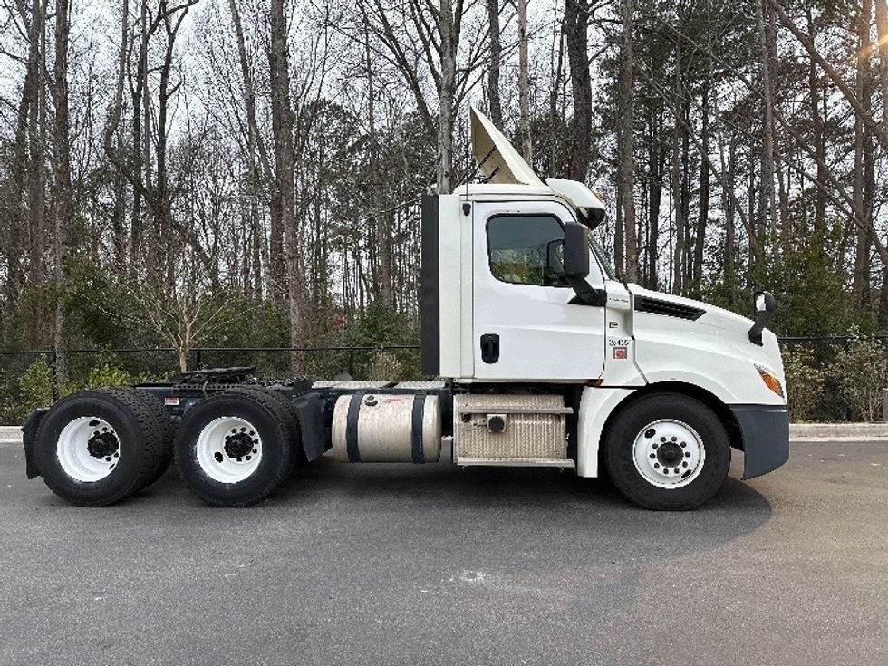 Day Cab Tractor-Heavy Duty Tractors-Freightliner-2019-T12664ST-Ladson-SC-278,473\n\t\tmiles-$ 61,750 - Image 8