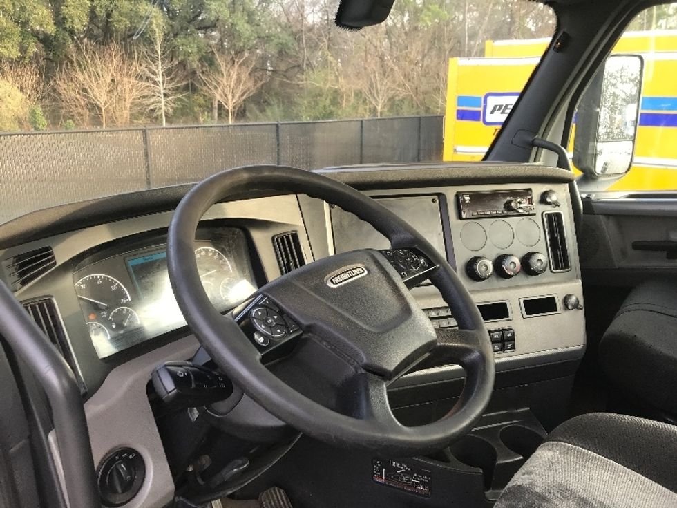 Day Cab Tractor-Heavy Duty Tractors-Freightliner-2019-T12664ST-Ladson-SC-294,347\n\t\tmiles-$ 50,250 - Image 10