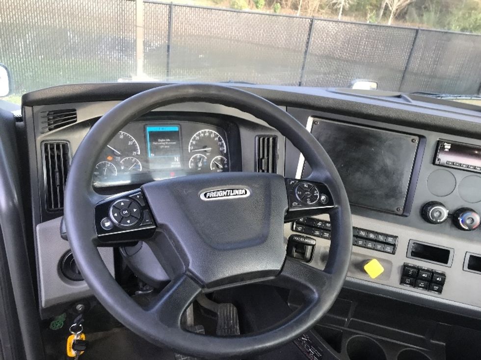 Day Cab Tractor-Heavy Duty Tractors-Freightliner-2019-T12664ST-Ladson-SC-294,347\n\t\tmiles-$ 50,250 - Image 11