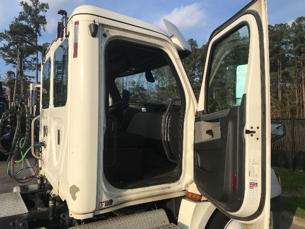 Day Cab Tractor-Heavy Duty Tractors-Freightliner-2019-T12664ST-Ladson-SC-294,347\n\t\tmiles-$ 50,250 - Image 12