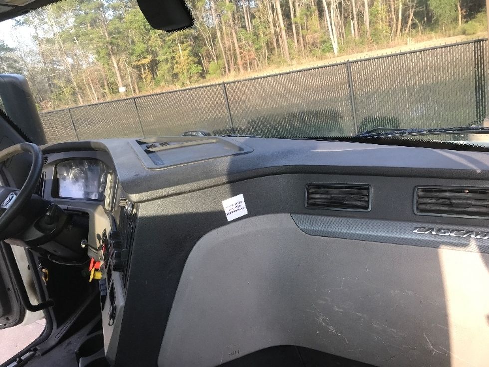 Day Cab Tractor-Heavy Duty Tractors-Freightliner-2019-T12664ST-Ladson-SC-294,347\n\t\tmiles-$ 50,250 - Image 13