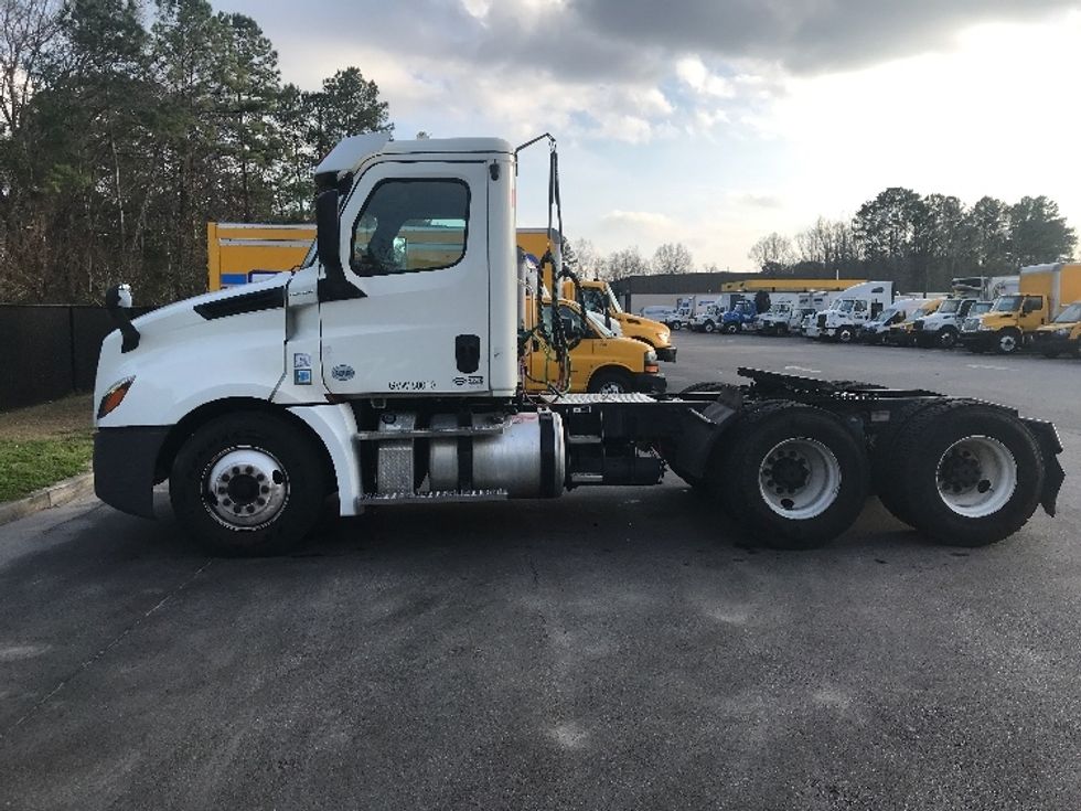 Day Cab Tractor-Heavy Duty Tractors-Freightliner-2019-T12664ST-Ladson-SC-294,347\n\t\tmiles-$ 50,250 - Image 4