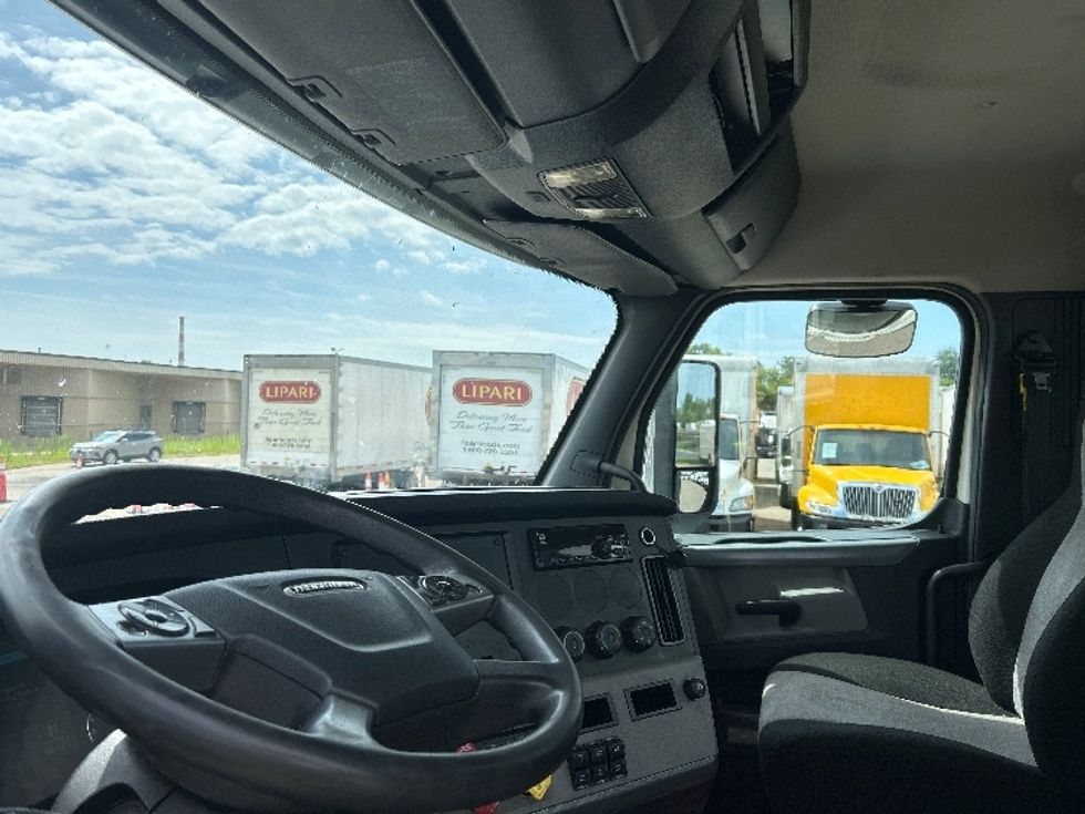 Day Cab Tractor-Heavy Duty Tractors-Freightliner-2019-T12664ST-Lansing-MI-343,176\n\t\tmiles-$ 47,750 - Image 10