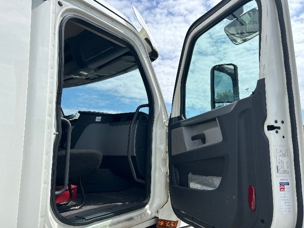 Day Cab Tractor-Heavy Duty Tractors-Freightliner-2019-T12664ST-Lansing-MI-343,176\n\t\tmiles-$ 47,750 - Image 12