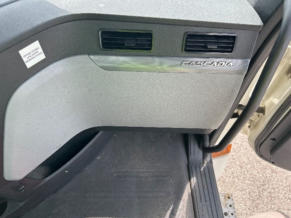 Day Cab Tractor-Heavy Duty Tractors-Freightliner-2019-T12664ST-Lansing-MI-343,176\n\t\tmiles-$ 47,750 - Image 13